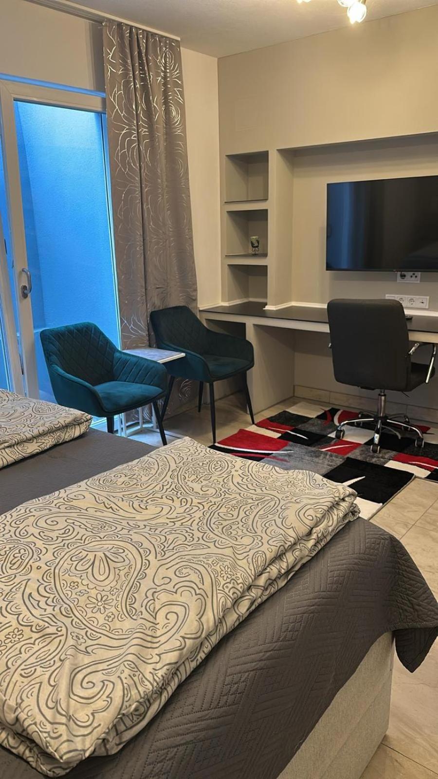 One With Kitchen, And Private Bathroom Near To S8 Train Line Apartment